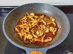 加生抽，蚝油翻炒均匀。