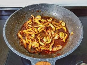 加生抽，蚝油翻炒均匀。