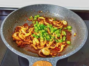 放辣椒圈翻炒至断生。