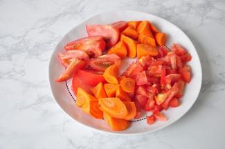 胡萝卜去皮切成大滚刀块，西红柿去皮，一部分切成大块，一部分切成小碎块。