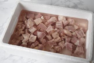 牛腩先泡冷水，可以找一个大一点的容器，多放一点水，经常换一下水，把肉泡成淡淡的粉红色。我买的是袋装的牛腩，它本身已经切好块了，如果您是自已切的话，要注意，肉块不要切得太小，因为牛腩在炖煮的过程中还会缩水。