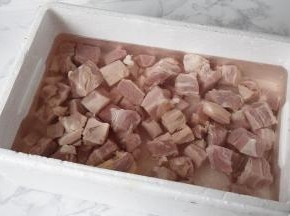 牛腩先泡冷水，可以找一个大一点的容器，多放一点水，经常换一下水，把肉泡成淡淡的粉红色。我买的是袋装的牛腩，它本身已经切好块了，如果您是自已切的话，要注意，肉块不要切得太小，因为牛腩在炖煮的过程中还会缩水。