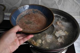 将泡好的牛腩冷水入锅，锅里放两片姜，待水沸腾后，用勺子不断的撇出浮沫。这一步一定不要忽略。