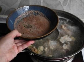 将泡好的牛腩冷水入锅，锅里放两片姜，待水沸腾后，用勺子不断的撇出浮沫。这一步一定不要忽略。