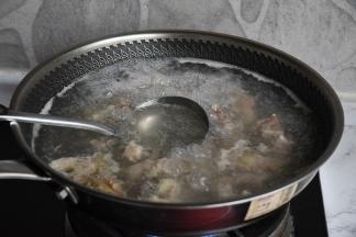 直到锅中的汤汁清澈，就可以关火了。注意， 牛肉捞出后，焯过牛肉的汤汁不要丢掉，让它沉淀一下，待会还要用。