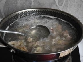 直到锅中的汤汁清澈，就可以关火了。注意， 牛肉捞出后，焯过牛肉的汤汁不要丢掉，让它沉淀一下，待会还要用。