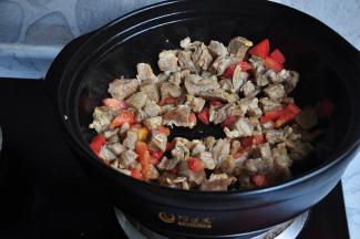 把切成小丁的西红柿放入，与牛肉一起翻炒均匀。