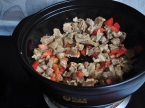 把切成小丁的西红柿放入，与牛肉一起翻炒均匀。