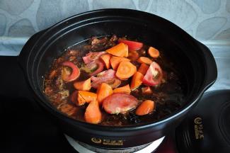 大火煮开后转中小火慢炖，直到牛腩肉软烂，然后加入切成大块的西红柿和胡萝卜再炖至自己喜欢的程度即可。