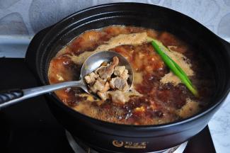 在锅中加入焯牛肉的汤汁，放入姜、葱，如果感觉汤汁略少，可以适当加点热水。