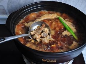 在锅中加入焯牛肉的汤汁，放入姜、葱，如果感觉汤汁略少，可以适当加点热水。