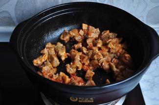 待西红柿变软与牛肉差不多融为一体时，再加入番茄酱、酱油、料酒同炒一下。番茄酱和酱油可以进一步提升牛肉的味道和色泽，料酒可以去腥增香。