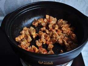 待西红柿变软与牛肉差不多融为一体时，再加入番茄酱、酱油、料酒同炒一下。番茄酱和酱油可以进一步提升牛肉的味道和色泽，料酒可以去腥增香。