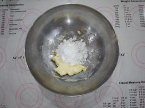 将黄油切成小块，放在室温中软化，然后加入过筛的糖粉和盐，用刮刀拌匀。