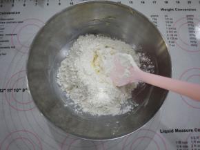 黄油混合好之后，加入低筋面粉，用刮刀搅拌到没有干粉的状态。