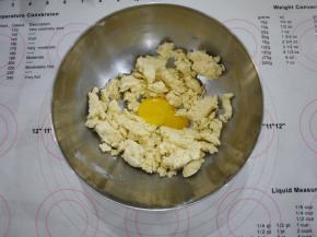 然后加入一个蛋黄，搅拌成团，放入冰箱冷藏30分钟备用。