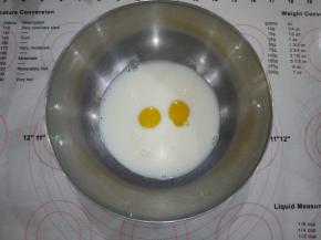 制作蛋挞液，把淡奶油、纯牛奶、蛋黄、细砂糖倒在一个容器中，用蛋抽搅拌至糖完全溶化。