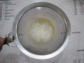 然后把蛋挞液过筛，这样做出来的蛋挞液会更加的细腻。