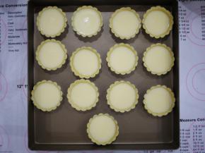 把做好的蛋挞液倒入蛋挞模中，大约九分满。