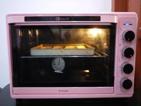 烤箱提前预热170度，上下火，烘烤20分钟左右，烤好的蛋挞表面会出现焦斑。