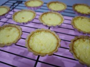 蛋挞烤好之后取出放凉。