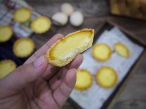 刚刚出炉的港式蛋挞，塔皮酥脆，塔馅嫩滑，比肯德基的都好吃。每次烤蛋挞，我家孩子都眼馋地站在烤箱前看着，生怕别人把她的蛋挞抢走了。