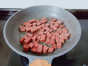 锅里加点辣椒酱，生姜炒香下猪血翻炒。