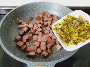 炒到猪血变色下雪菜。