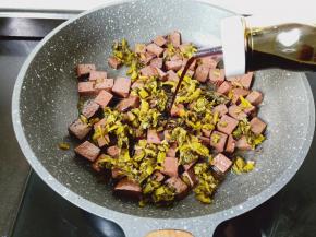 加点生抽调味。