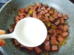 水淀粉勾芡收汁，撒点葱花起锅。