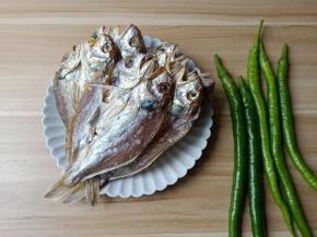 小黄鱼晒干做成的咸鱼。