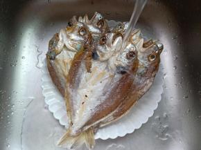 温水把咸鱼里外都清洗一下。
