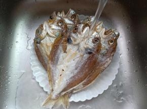 温水把咸鱼里外都清洗一下。