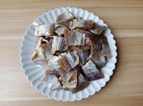 咸鱼用剪刀切成小块。