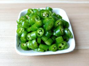 辣椒切成辣椒圈。