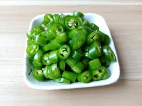 辣椒切成辣椒圈。