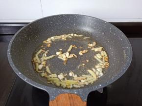 锅里放生姜蒜爆香。