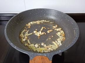 锅里放生姜蒜爆香。