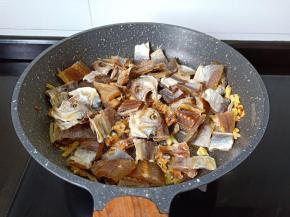 放入咸鱼翻炒出香味。