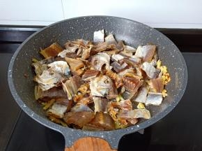 放入咸鱼翻炒出香味。