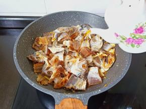 加入料酒去腥。