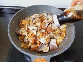 加点生抽调色【咸鱼本身就很咸了，所以加一点点生抽就可以】