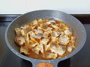 加小半碗清水，大火煮开中小火炖5分钟。