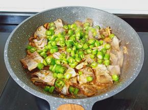 撒点味精提鲜。