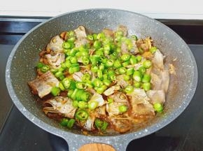 撒点味精提鲜。