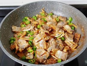 用铲子翻炒一下就可以出锅。