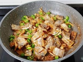 用铲子翻炒一下就可以出锅。