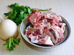 准备食材，牛骨请店家帮剁好，回来用温水冲洗干净，之后用冷水反复泡，将血水泡出，这个方法可以有效的去腥呦～