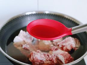 泡好的牛骨焯水: 冷水入锅，加入一汤勺料酒，大火烧开，煮5分钟。