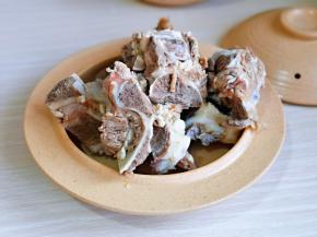 煮好的牛骨捞出，用 “温水” 反复冲洗，直至骨头干净没有杂质为止。